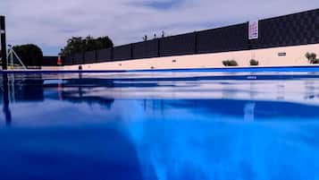 Villa (Villa Serenity with Pool) | Piscine extérieure | Piscine extérieure (ouverte en saison), parasols de plage