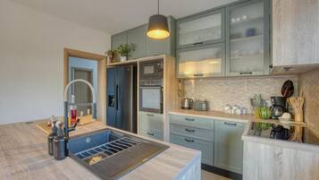 Villa (Villa Serenity with Pool) | Cocina privada | Refrigerador