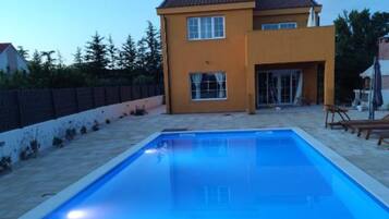 Villa (Villa Serenity with Pool) | Alberca al aire libre | Alberca al aire libre por temporada y sombrillas en la alberca