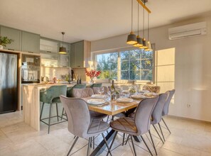 Villa (Villa Serenity with Pool) | Living room | 32-inch flat-screen TV with cable channels