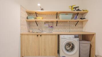 Villa (Villa Serenity with Pool) | Salle de bain | Douche, serviettes fournies