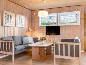 TV - "Pavo" - 200m from the sea by Interhome (Bjert)