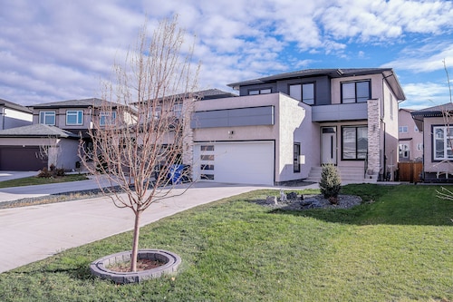 Brand New 1BR Suite + Private entrance with Free parking & washer, dryer & iron