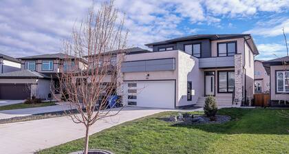 Brand New 1BR Suite + Private entrance with Free parking & washer, dryer & iron