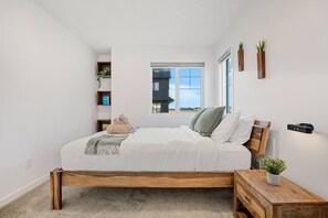 3 bedrooms, desk, iron/ironing board, travel crib