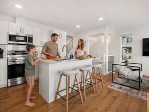 Fridge, microwave, oven, stovetop - Luxury Family Retreat w/ Games, King Bed & Garage (Edmonton)