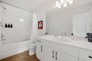 Suihku, hiustenkuivaaja, pyyhkeet, saippua