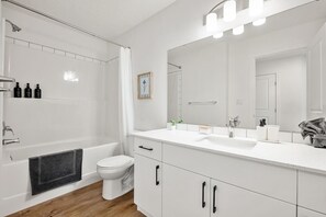 Een douche, een haardroger, handdoeken