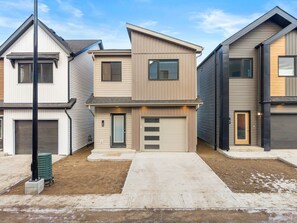 Exterior - Luxury Family Retreat w/ Games, King Bed & Garage (Edmonton)