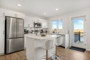 Refrigerador, microondas, horno, placa de cocina