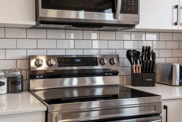 Private kitchen - Luxury Family Retreat w/ Games, King Bed & Garage (Edmonton)