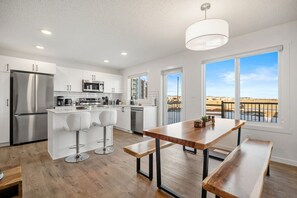 Private kitchen - Luxury Family Retreat w/ Games, King Bed & Garage (Edmonton)