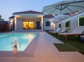 A modern house with a swimming pool, outdoor seating, and a well-lit entrance. - Lux Vintage House Bella Vita Biograd na Moru (Biograd na Moru)