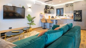 Rumah (Lux Vintage House Bella Vita Biograd ) | Ruang keluarga | Televisi layar datar 32-inci dengan saluran TV kabel