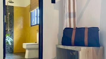 提供毛巾、番梘、洗頭水、廁紙