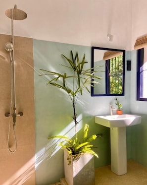 Serviettes fournies, savon, shampoing, papier toilette