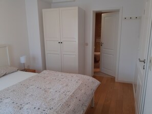 1 bedroom, bed sheets