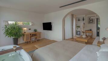 Minibar, escritorio, espacio para trabajar con laptop y wifi gratis