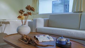 Minibar, escritorio, espacio para trabajar con laptop y wifi gratis