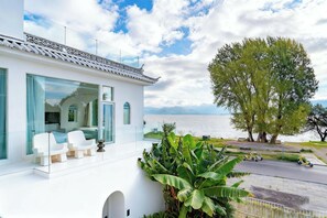 Suíte premier, vista para o mar | Frigobar, escrivaninha, espaço de trabalho para notebook