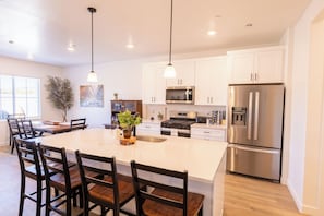 Fridge, microwave, oven, stovetop - Skyline 1686, Hot Tub, Garage Game Room, Wii, Community Amenities (Washington)