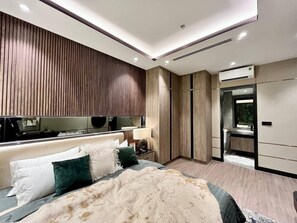 Separate bathtub and shower, hydromassage showerhead - Kotrip Luxury Vacation DeLasol Residence (Vinh Hoi)