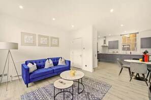 Living area - Flat 2 Beauchamp Place (London)
