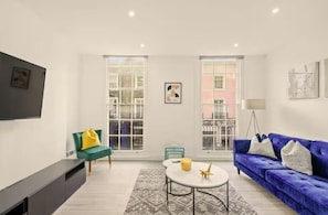 Living area - Flat 2 Beauchamp Place (London)