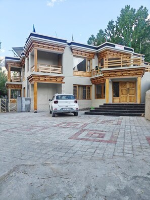 Front of property - The Snowpeak Hunder (Hunder)