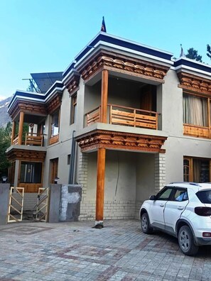 Front of property - The Snowpeak Hunder (Hunder)