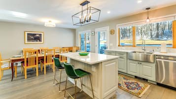 Fridge, microwave, stovetop, dishwasher