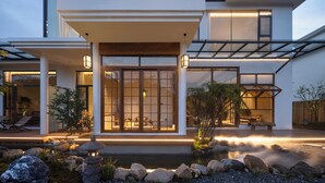 A modern house with a covered patio, large windows, and a stone lantern. - Qingmo Hidden Mid-Mountain Hotel (Jingdezhen)