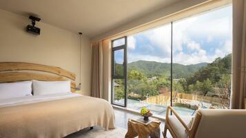 Familien-Dreibettzimmer, Blick auf den Innenhof | Kostenloses WLAN