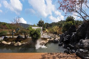 Interior detail - Qingmo Hidden Mid-Mountain Hotel (Jingdezhen)