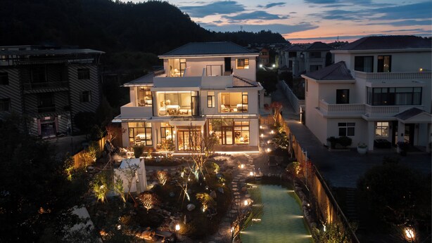 A modern two-story house with a well-lit garden and a swimming pool. - Qingmo Hidden Mid-Mountain Hotel (Jingdezhen)
