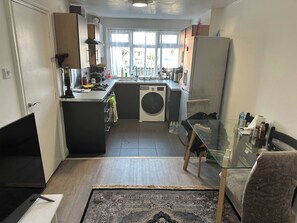 Shared Dormitory, 1 Bedroom, Smoking | Private kitchen - Room-room for Rent Prime Location (Manchester)