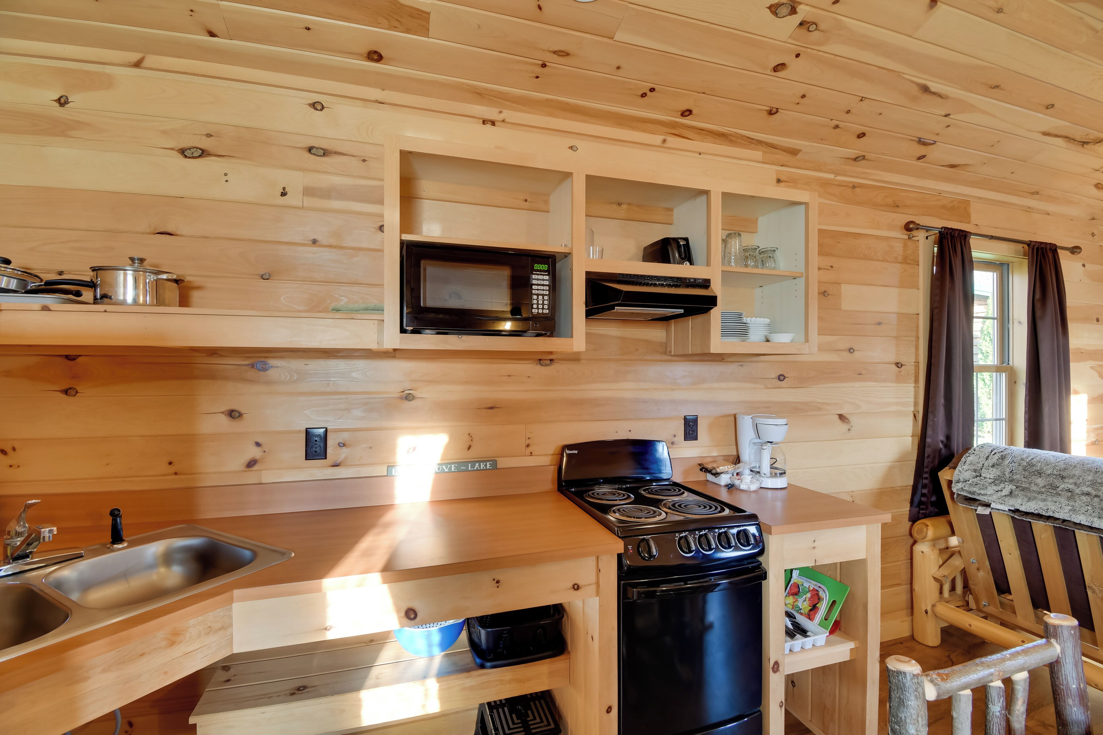 Kjøleskap, mikrobølgeovn, kokeplater og kaffetrakter/tekoker