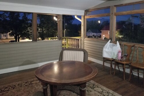 Walk to Nauvoo Temple: Remodeled Family Apartment