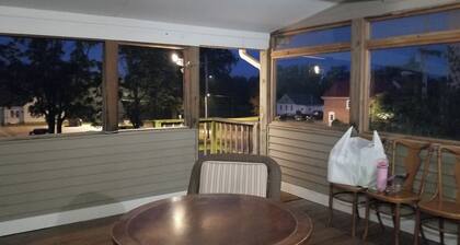 Walk to Nauvoo Temple: Remodeled Family Apartment