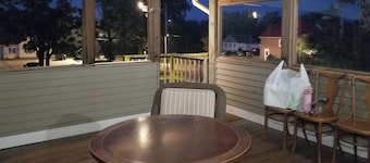 Walk to Nauvoo Temple: Remodeled Family Apartment