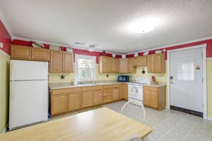 Jääkaappi, mikroaaltouuni, liesi, kahvin-/teenkeitin