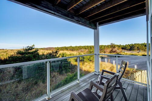 Beach Access & Community Perks! Westport Hideaway
