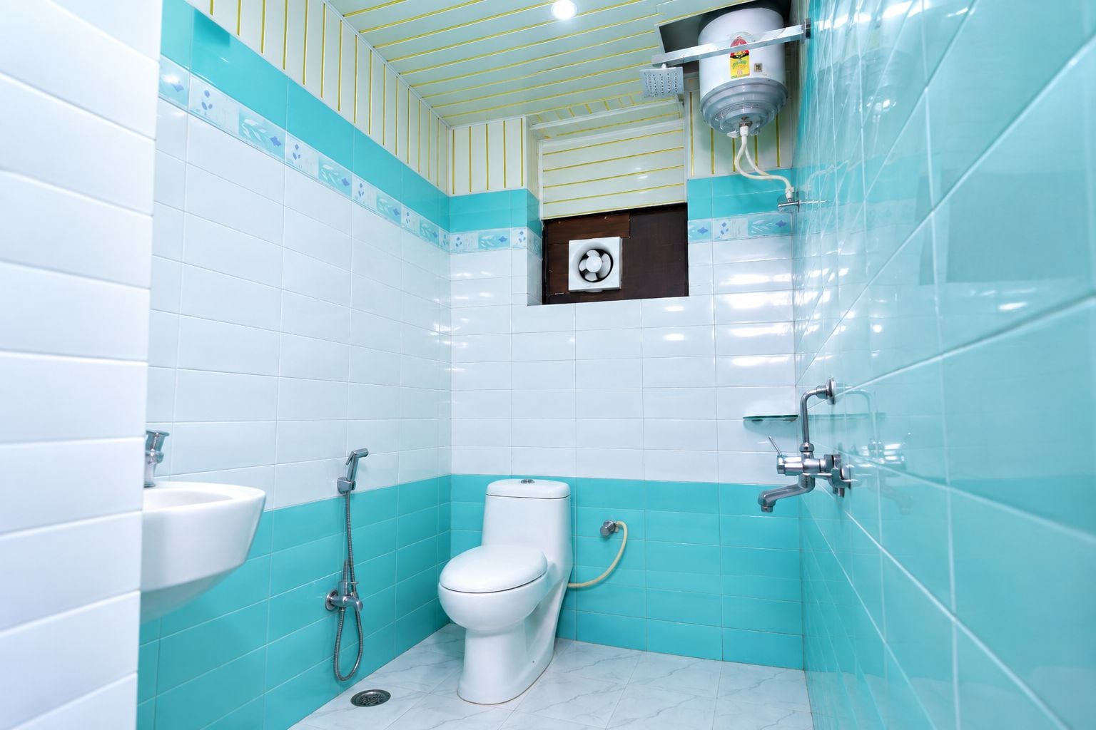 Ein Badezimmer mit Toilette, Waschbecken und Dusche.