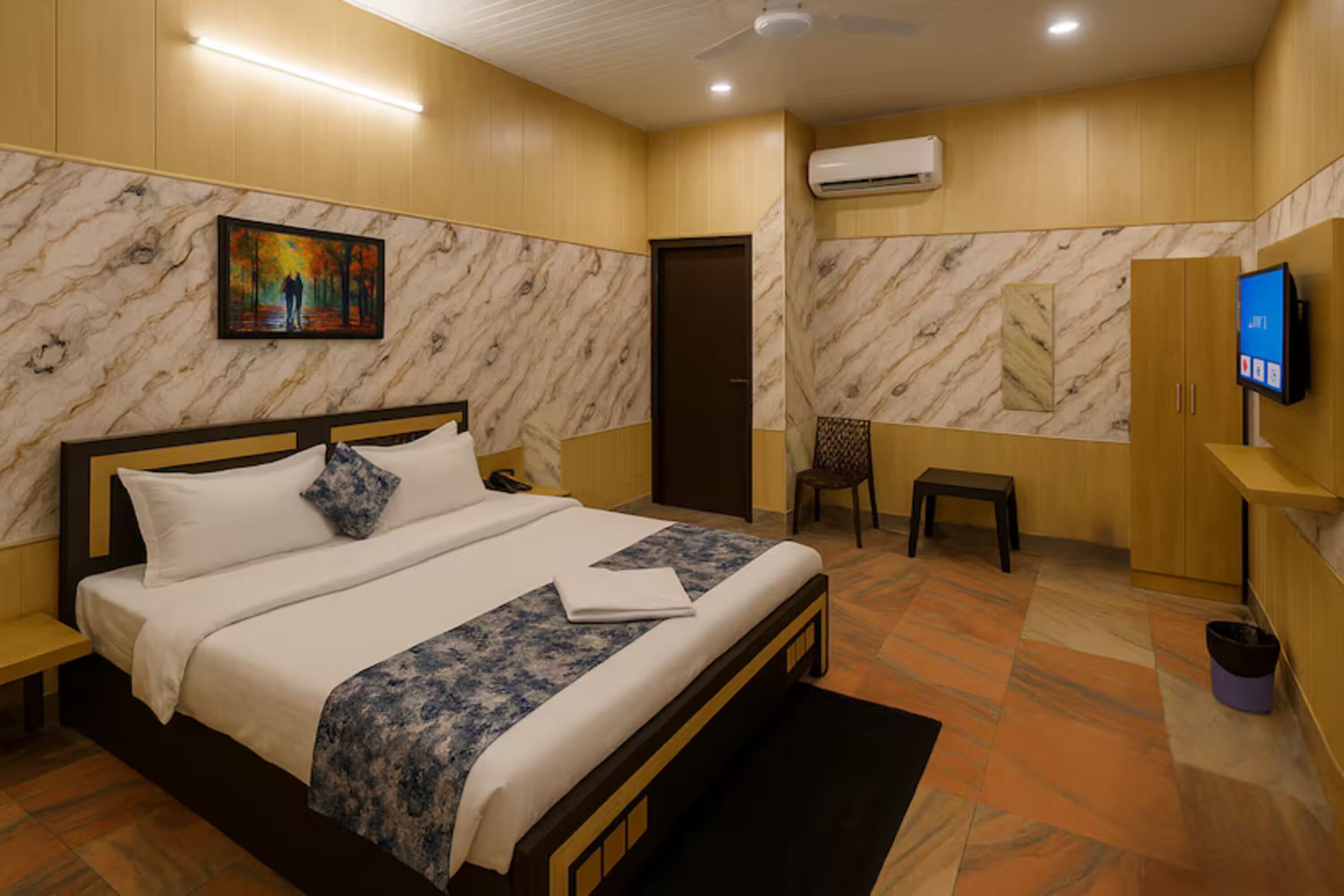Desk, soundproofing, free WiFi, bed sheets