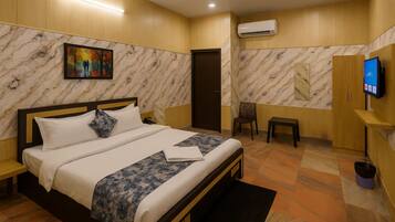 Desk, soundproofing, WiFi (free), bed sheets