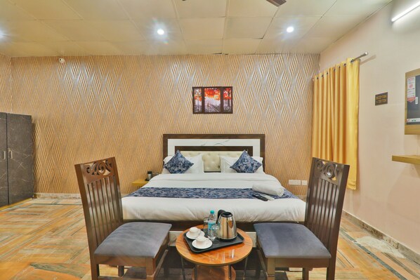 Deluxe Room | Living room | 32-inch flat-screen TV with cable channels - Hotel Kasol Heritage (Lucknow)