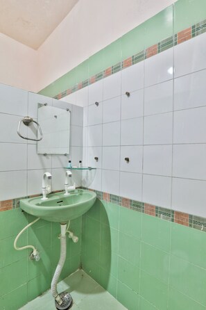 Douche, chaussons, serviettes fournies, savon