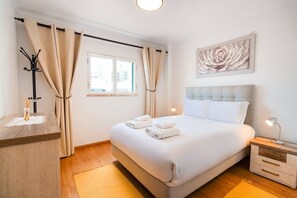 Een strijkplank/strijkijzer, internet, beddengoed