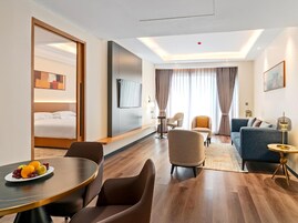 Escritorio y espacio para trabajar con laptop 