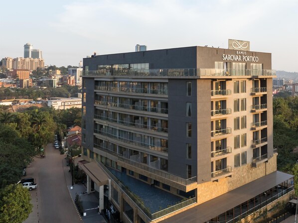 Un edificio de varios pisos con un diseño arquitectónico moderno, con balcones y ventanas amplias.